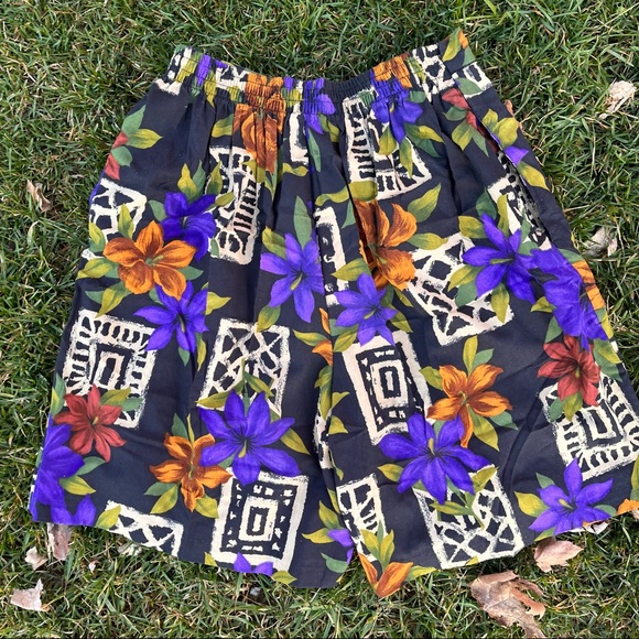 Vintage Print Shorts - Picture 3 of 3